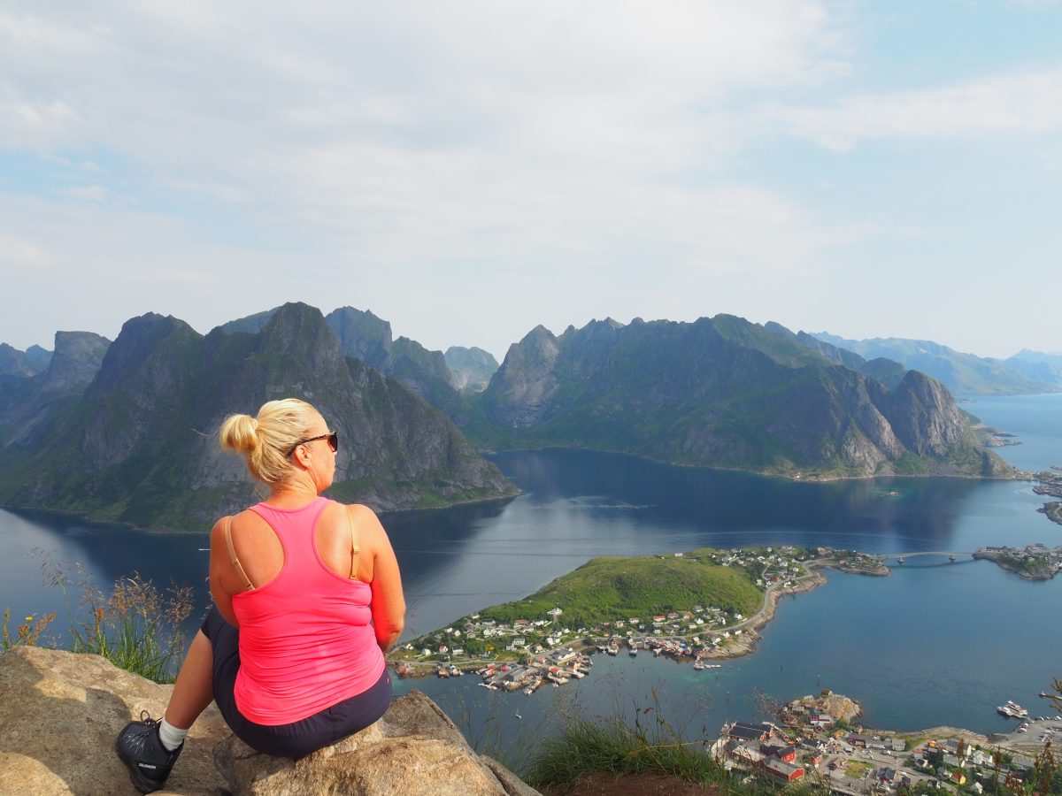 På toppen av Reinebringen, Lofoten Foto: Mette Østerhus