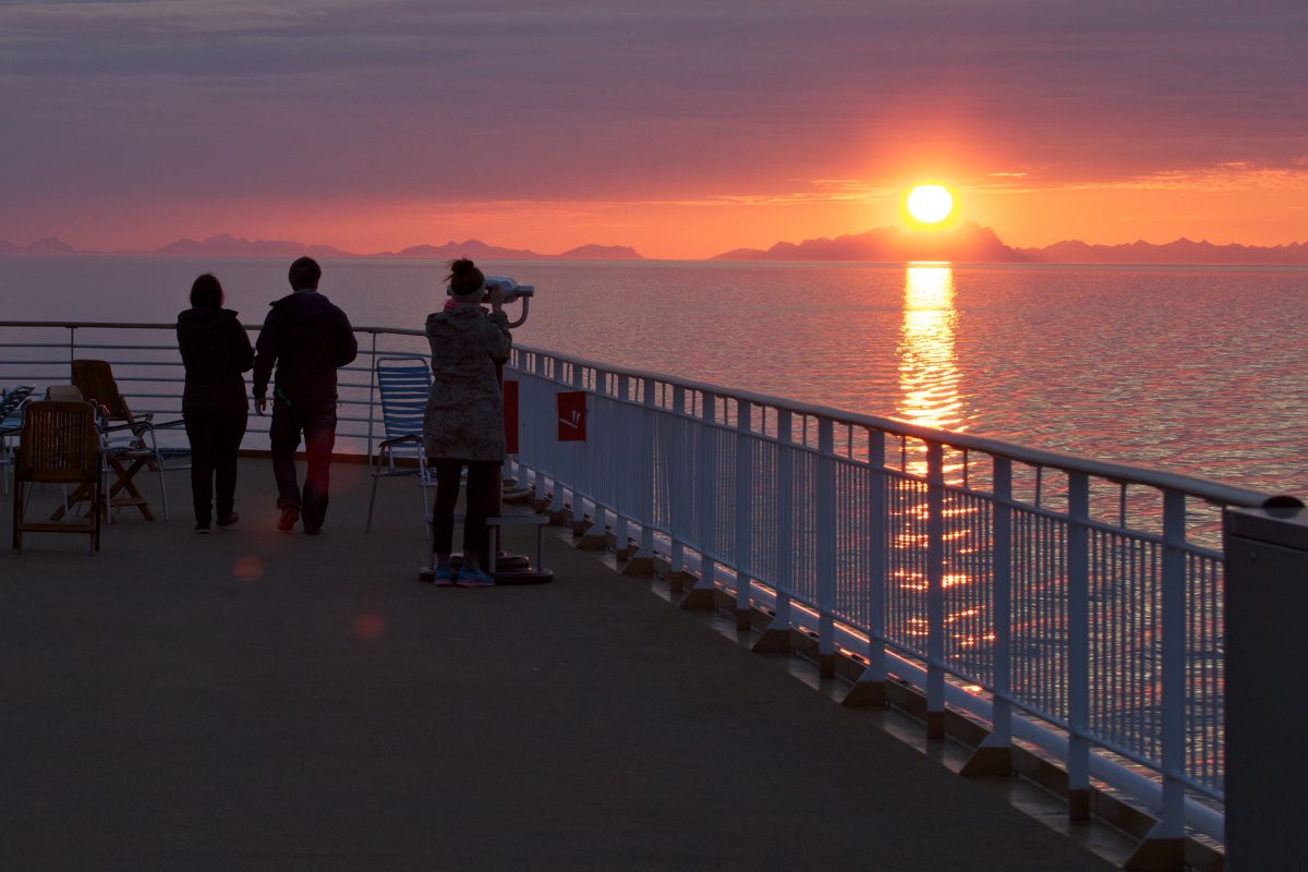 Midnattssol får vi på reisen Lofoten Norway HGR 73148 Fot Hans Ree Hurtigruten Norwegian Coastal Express