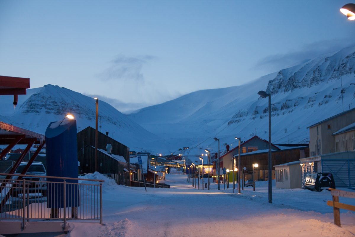 Longyearbyen i vinterdrakt  Foto shutterstock