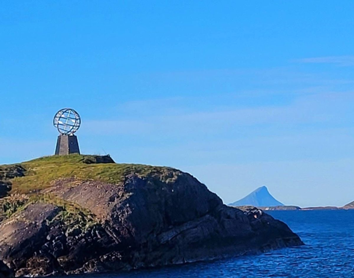 Vi seiler forbi Polarsirkelen, Lovund i bakgrunnen