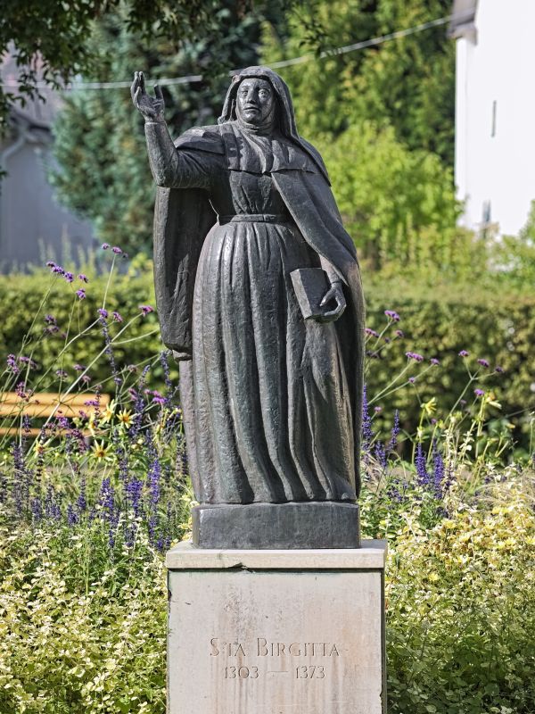 I Vadstena får vi se denne statuen av Sankta Birgitta (1303 - 1373)