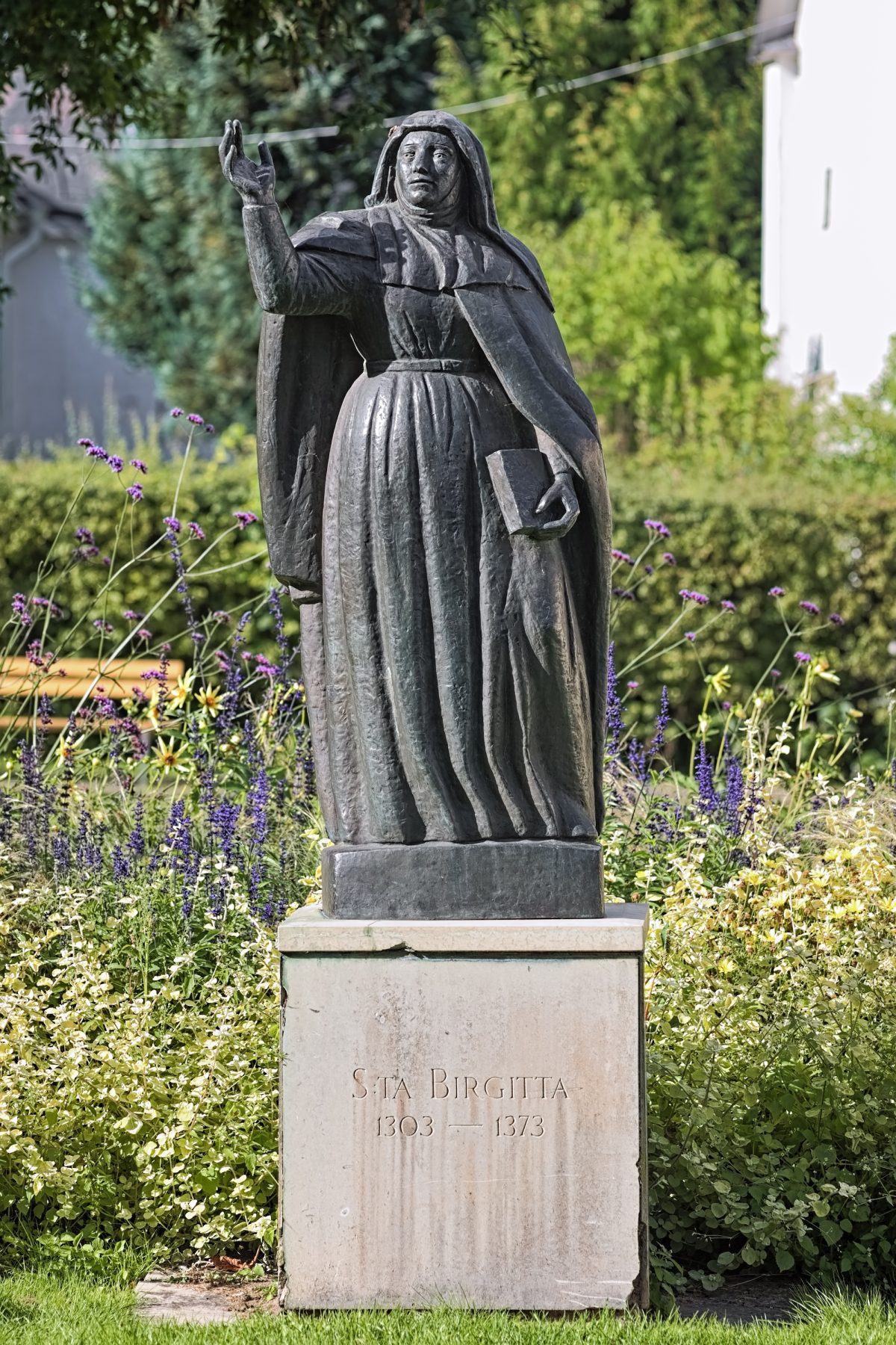 I Vadstena får vi se denne statuen av Sankta Birgitta (1303 - 1373)